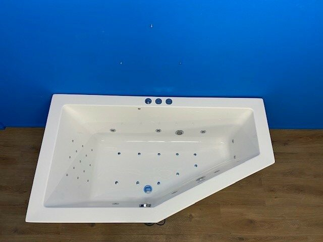 Xenz Society links bubbelbad met Koller WP3 systeem 160x90 wit